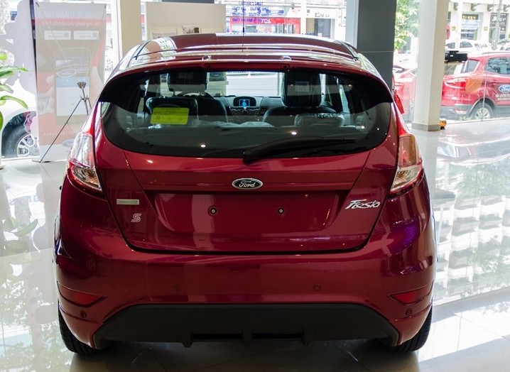 Thiết kế đuôi xe Ford Fiesta 2016 không có nhiều thay đổi so với thế hệ trước.