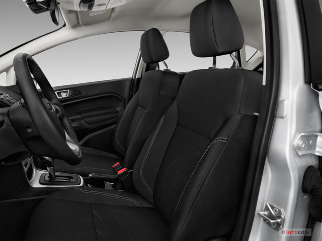 Các ghế ngồi của Ford Fiesta 2016 mang lại cảm giác thoải mái với chất liệu ghế da hoặc nỉ cùng khoảng để chân rộng rãi a.