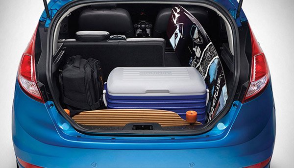 Khoang hành lý của Ford Fiesta 2016 rộng rãi, chứa đồ thoải mái cho một chuyến mua sắm cuối tuần.