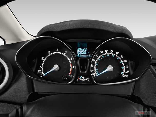 Cụm đồng hồ lái của Ford Fiesta 2016 dạng ống, viền crom.