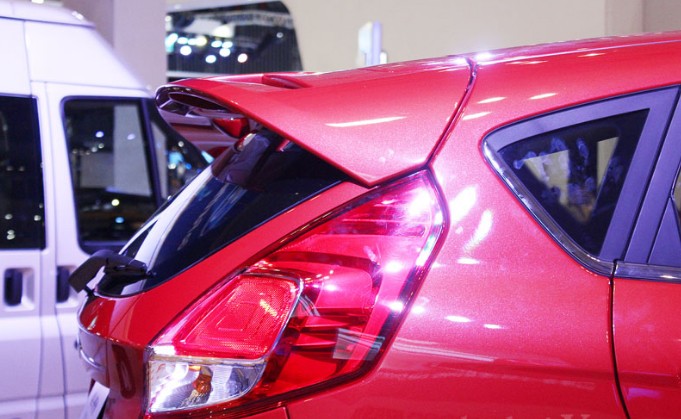 Đuôi xe bản hatchback Ford Fiesta 2016 có phần cân đối hơn.