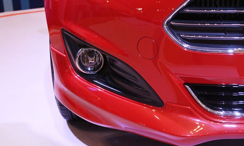 Đánh giá xe Ford Fiesta 2016: các phiên bản Titanium, Sport và Sport+ có thêm cụm đèn sương mù.