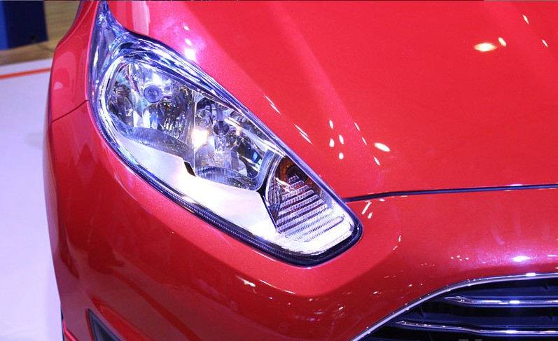 Đánh giá xe Ford Fiesta 2016: xe sở hữu cụm đèn pha kéo dài sắc cạnh.