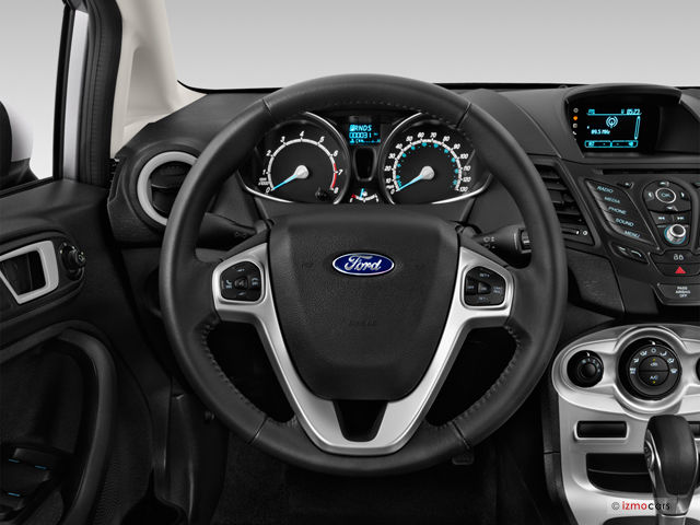 Ford Fiesta 2016 sử dụng vô-lăng thể thao 3 chấu bọc da với đường viền mạ bạc tạo điểm nhấn.