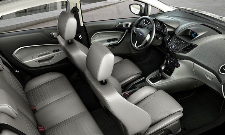 Các ghế ngồi của Ford Fiesta 2016 mang lại cảm giác thoải mái với chất liệu ghế da hoặc nỉ cùng khoảng để chân rộng rãi.