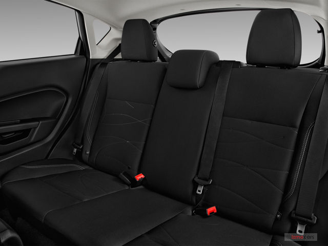 Các ghế ngồi của Ford Fiesta 2016 mang lại cảm giác thoải mái với chất liệu ghế da hoặc nỉ cùng khoảng để chân rộng rãi a1.