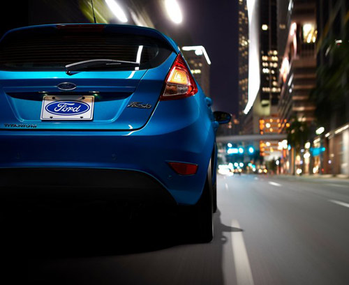 Đánh giá xe Ford Fiesta 2016: Logo động cơ “xanh” Ecoboost được đặt ở phía bên trái.