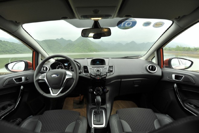 Không gian nội thất của Ford Fiesta 2016 có phong cách trẻ trung, hiện đại.