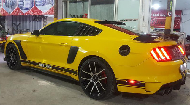 đuôi xe Ford Mustang 5