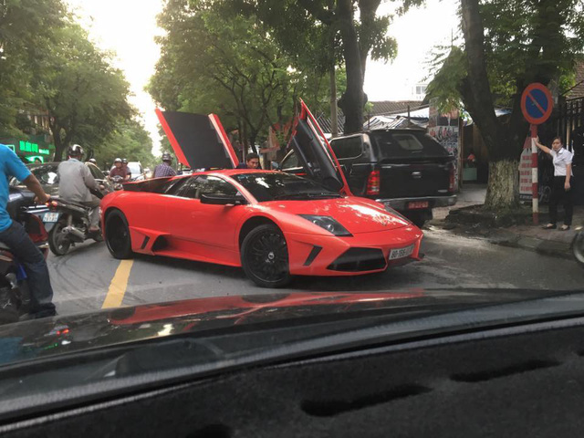 Lamborghini Murcielago bị chết máy tại Hải Phòng Lamborghini Murcielago bị chết máy tại Hải Phòng 3