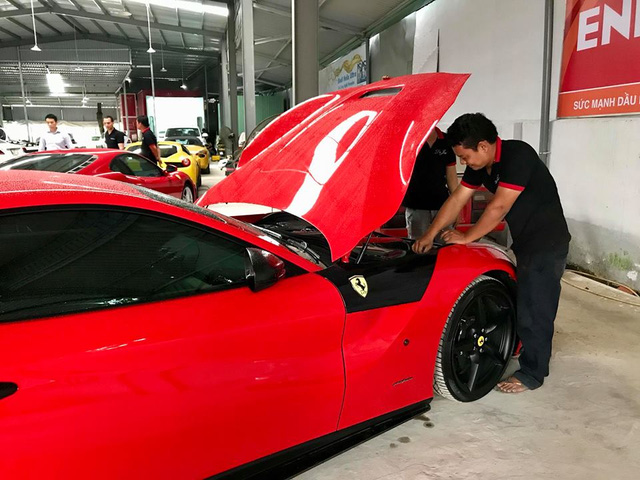 Ferrari F12 Berlinetta đang được thợ kiểm tra Ferrari F12 Berlinetta đang được thợ kiểm tra 1