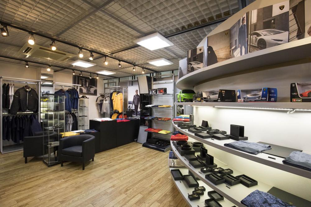 Bên trong cửa hàng phụ kiện Lamborghini với nhiều 