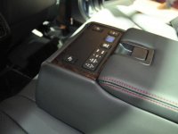 Tựa tay trên hàng ghế sau của Toyota Camry 2016 