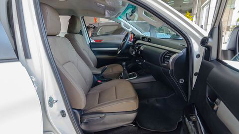 ghế trước Toyota Hilux 2017 15