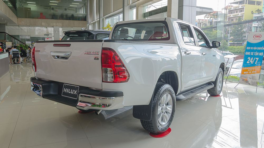 đuôi xe Toyota Hilux 2017 10
