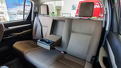 ghế sau Toyota Hilux 2017 16