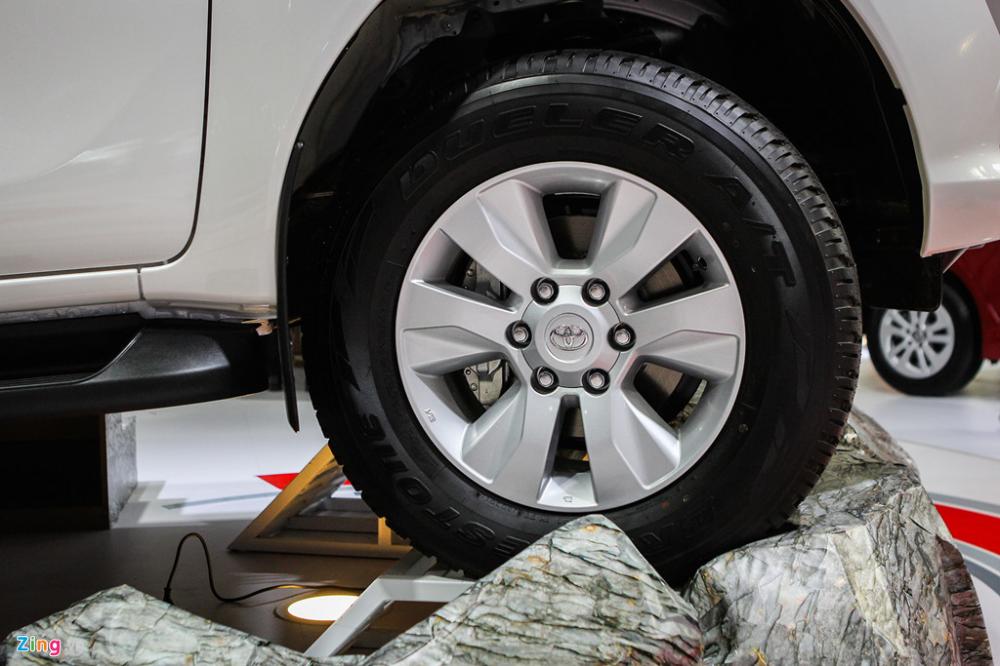 bánh xe Toyota Hilux 2017 8