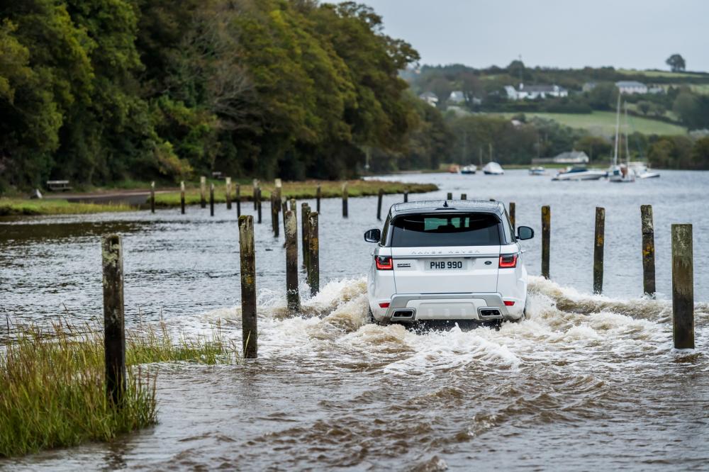 Range Rover Sport động cơ điện vẫn lội biển “ngon lành”.