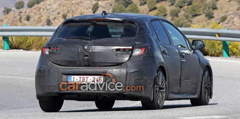 Ở phía sau Toyota Corolla 2018 có đèn hậu kéo dài và dải crôm&nbsp;nổi bật