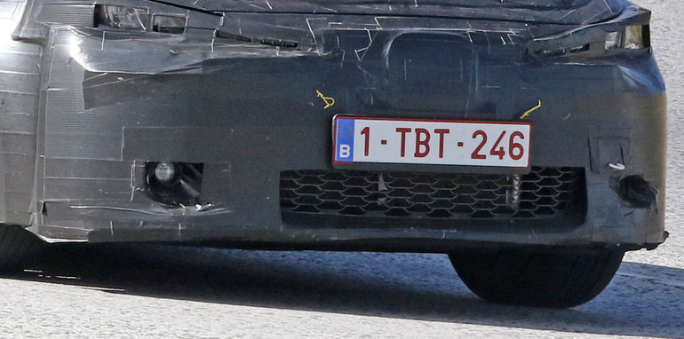 Lưới tản nhiệt của mẫu Toyota Corolla hatch chạy thử có bộ làm mát Intercooler