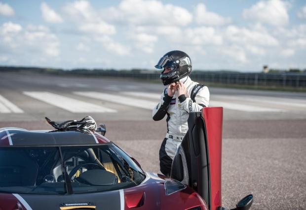 Tay đua Niklas Lilja đã điều khiển Koenigsegg Agera RS trong video lập kỷ lục tốc độ Tay đua Niklas Lilja đã điều khiển Koenigsegg Agera RS