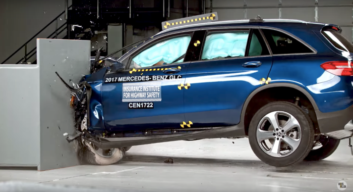 Mercedes-Benz GLC 2017 dẫn đầu về độ an toàn sau thử nghiệm của IIHS Mercedes-Benz GLC 2017