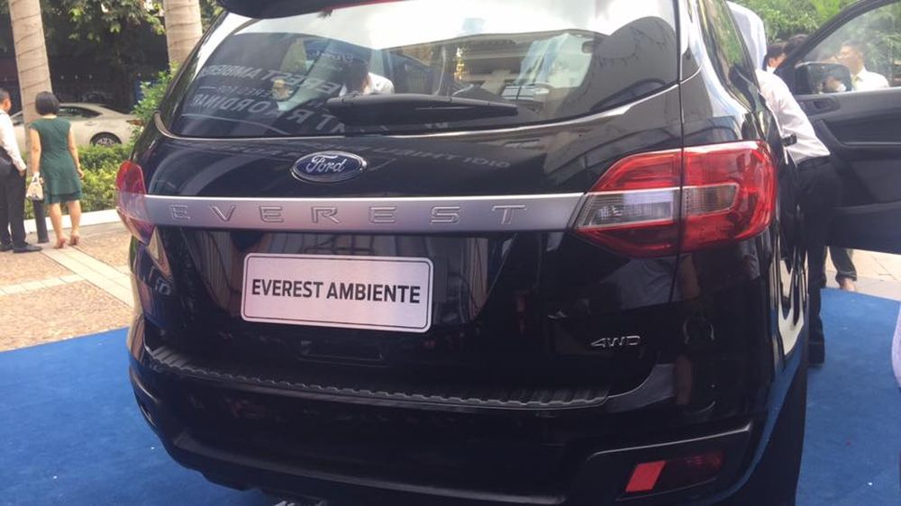 đuôi xe Ford Everest Ambiente 2