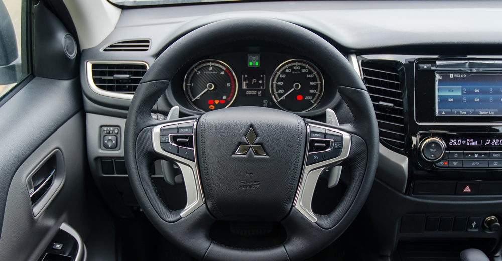Vô lăng Mitsubishi Triton 2017