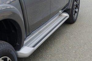 Bậc lên xuống của Mitsubishi Triton 2017 