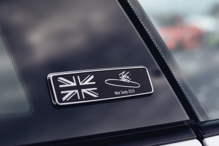 Tên và chữ ký của tay đua sẽ xuất hiện trên tấm bảng nhỏ ở cột B Porsche 911 Carrera 4 GTS “British Legends Edition” Tên và chữ ký của tay đua trên Porsche 911 Carrera 4 GTS “British Legends Edition”