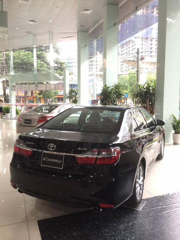 đuôi xe Toyota Camry 2017 3