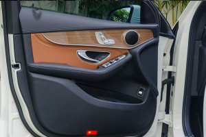 Cửa xe ghế trước của Mercedes-Benz GLC-Class 2017 