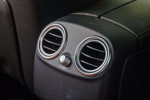 Hai hốc gió phụ của Mercedes-Benz GLC-Class 2017 