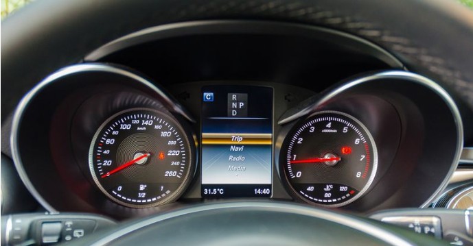 Bảng đồng hồ của Mercedes-Benz GLC-Class 2017