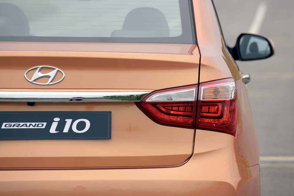 đèn xe Hyundai Grand i10 2017 đèn xe Hyundai Grand i10 2017 11