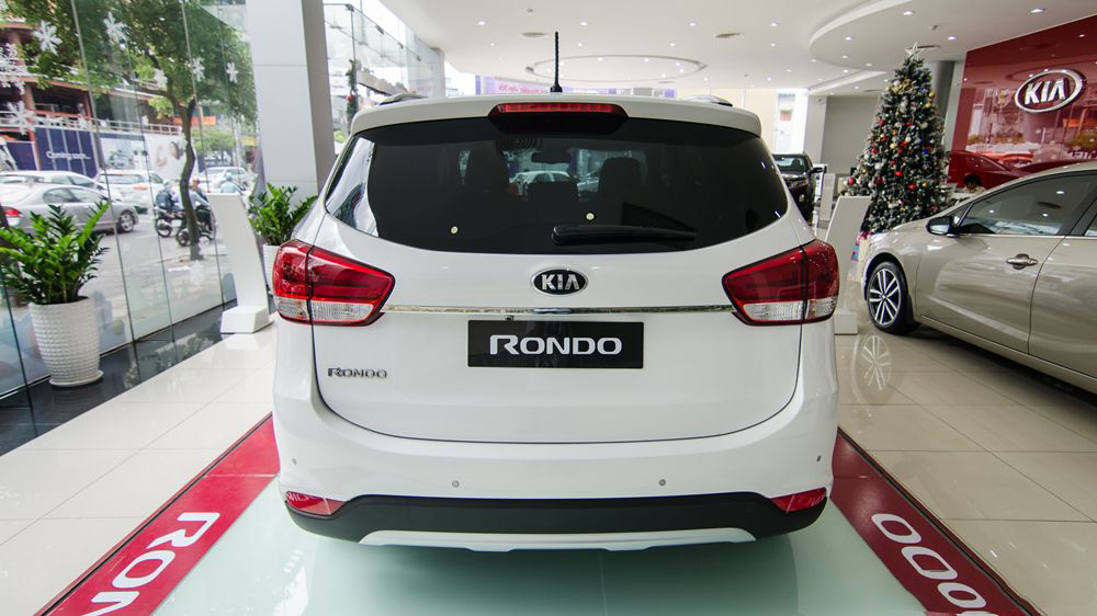 đuôi xe Kia Rondo 2017 10