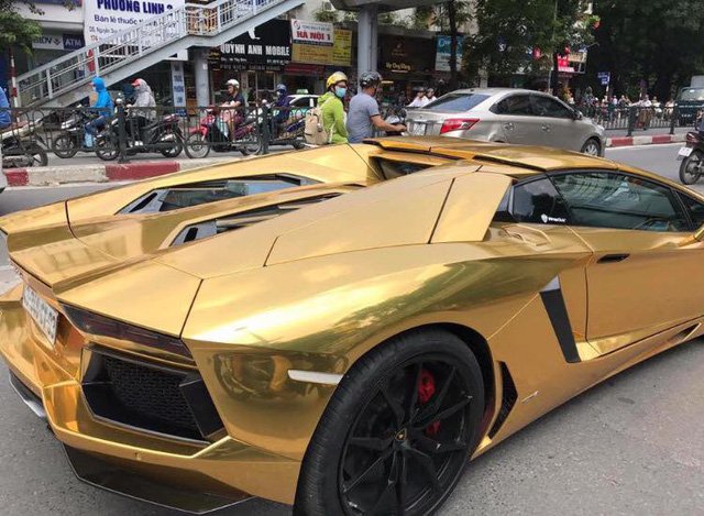 Lamborghini Aventador vàng óng “khoe dáng” trên đường phố Hà Nội 1