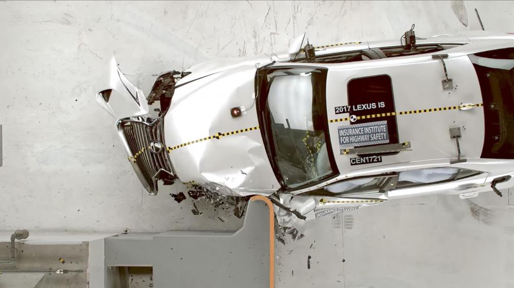 Sau cải tiến, Lexus IS xuất sắc đạt Top Safety Pick+ của IIHS