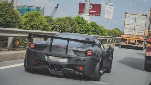 Siêu xe Ferrari 458 Italia cũng góp mặt trong cuộc hội ngộ này  Siêu xe Ferrari 458 Italia