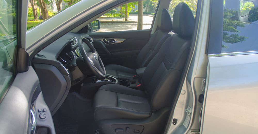 So sánh hàng ghế trước của Hyundai SantaFe 2017 và Nissan X-Trail 2017 Hàng ghế trước của Hyundai SantaFe 2017 và Nissan X-Trail 2017