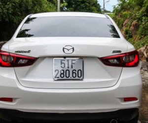 Đuôi xe Mazda 2 7