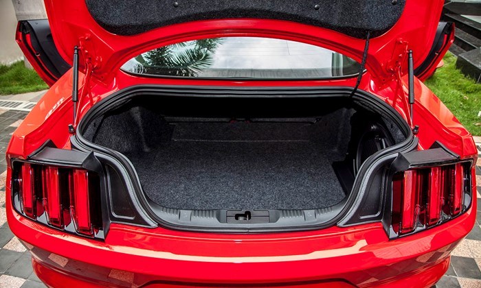 Khoang hành lý của Ford Mustang 2015