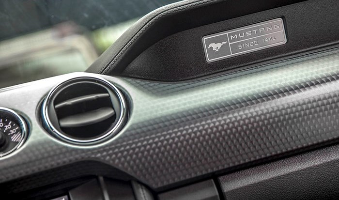 Logo trong nội thất Ford Mustang 2015