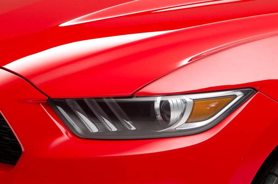 Đèn pha trên Ford Mustang 2015