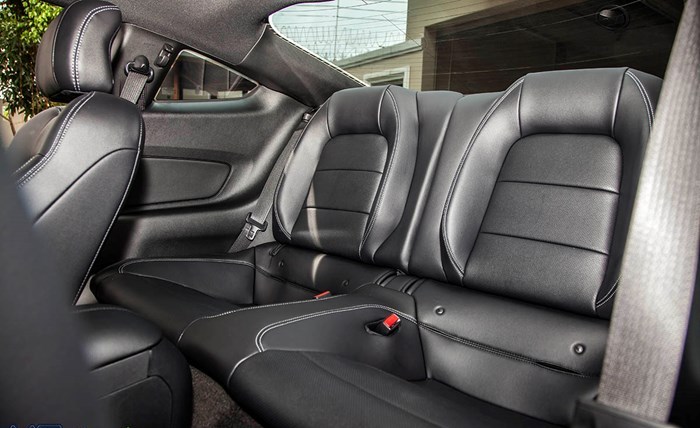 Ghế sau của Ford Mustang 2015