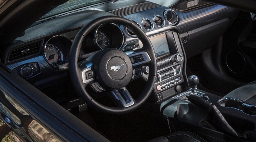 Tay lái của Ford Mustang 2015