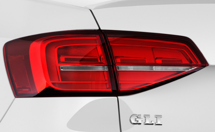 Đánh giá Volkswagen Jetta 2018 về thiết kế đuôi xe: Cụm đèn hậu truyền thống