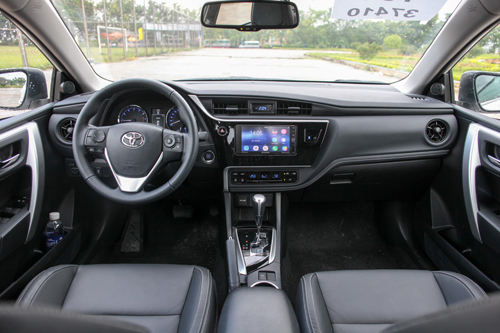 Toyota Altis 2017 trang bị nội thất hiện đại Bên trong khoang lái của Toyota Altis 2017