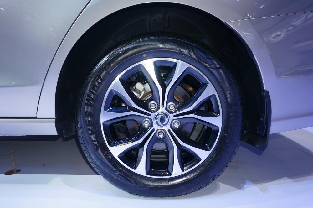 DFM Joyear S50 cài đặt mâm xe kích thước 16 inch DFM Joyear S50 3