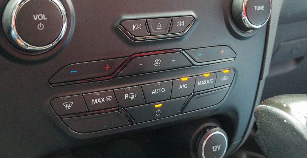 trang bị tính năng giải trí của xe Chevrolet Colorado 2017 và Ford Ranger 2017